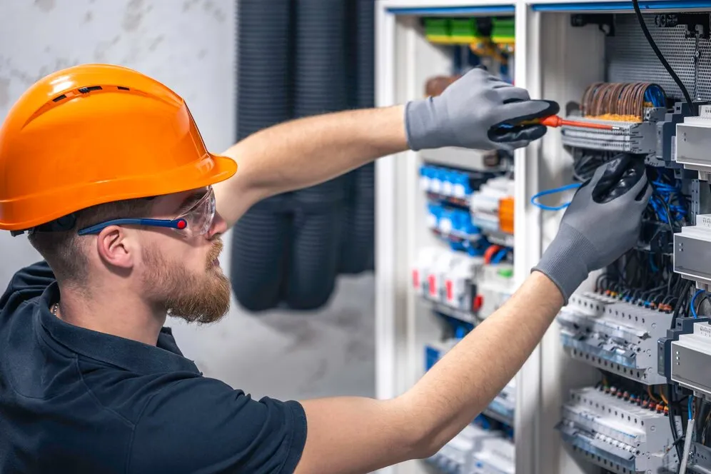 male-electrician twistedbelectric